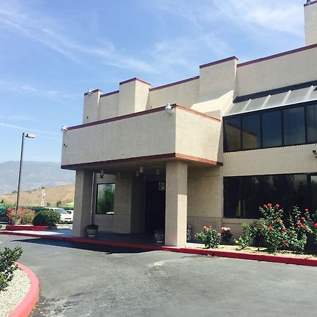 San Bernardino Inn & Suites エクステリア 写真